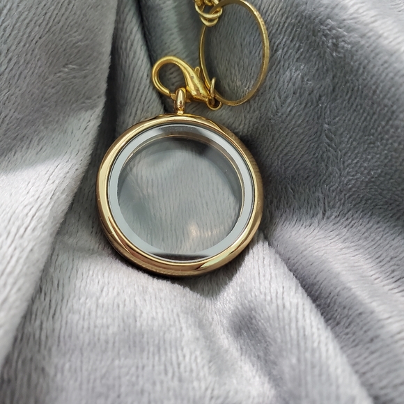 Floating Locket w/Chain Plus 3 Random Charms - Picture 3 of 3
